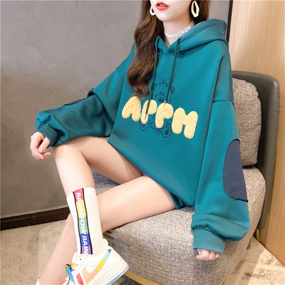 Tasuta mudel aplikatsiooniga naiste dressipluus