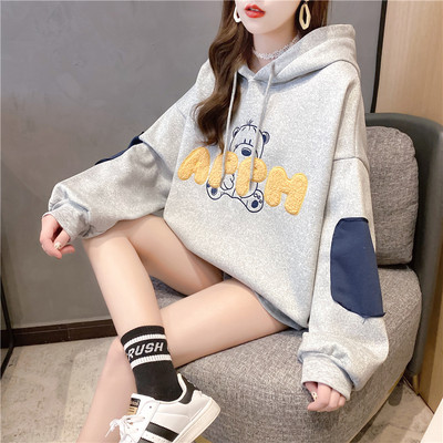 Tasuta mudel aplikatsiooniga naiste dressipluus