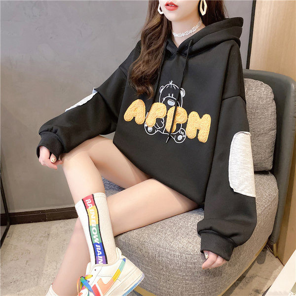 Tasuta mudel aplikatsiooniga naiste dressipluus