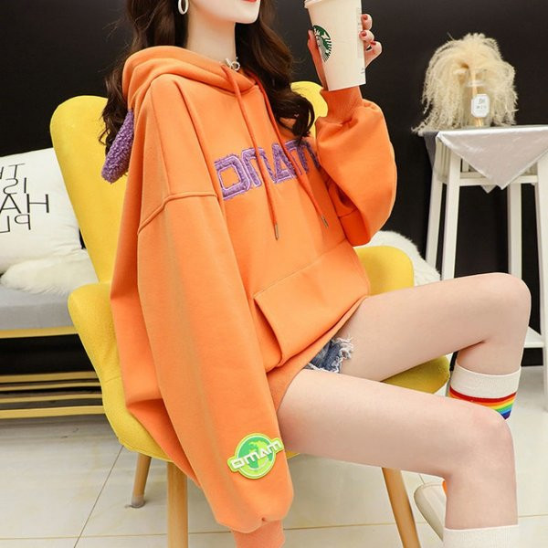 Pika mudeli naiste dressipluus 3D elemendiga kapuutsil