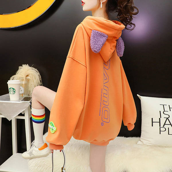 Pika mudeli naiste dressipluus 3D elemendiga kapuutsil