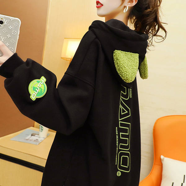 Pika mudeli naiste dressipluus 3D elemendiga kapuutsil