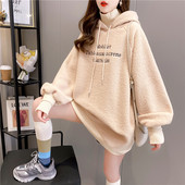 Tikitud teksti ja kapuutsiga naiste suleline dressipluus - lai mudel