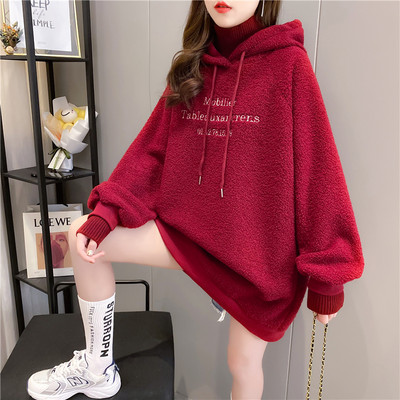 Tikitud teksti ja kapuutsiga naiste suleline dressipluus - lai mudel