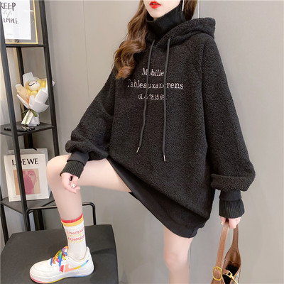 Tikitud teksti ja kapuutsiga naiste suleline dressipluus - lai mudel