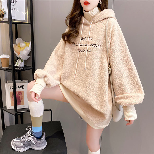 Tikitud teksti ja kapuutsiga naiste suleline dressipluus - lai mudel