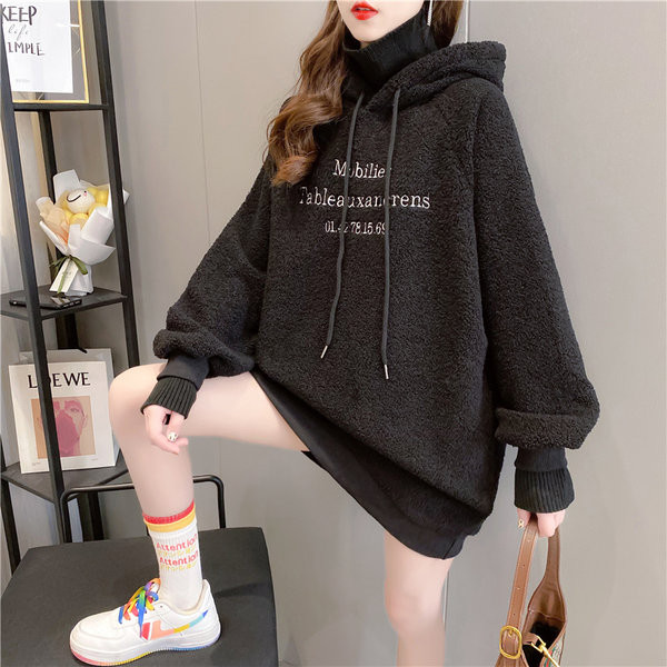 Tikitud teksti ja kapuutsiga naiste suleline dressipluus - lai mudel