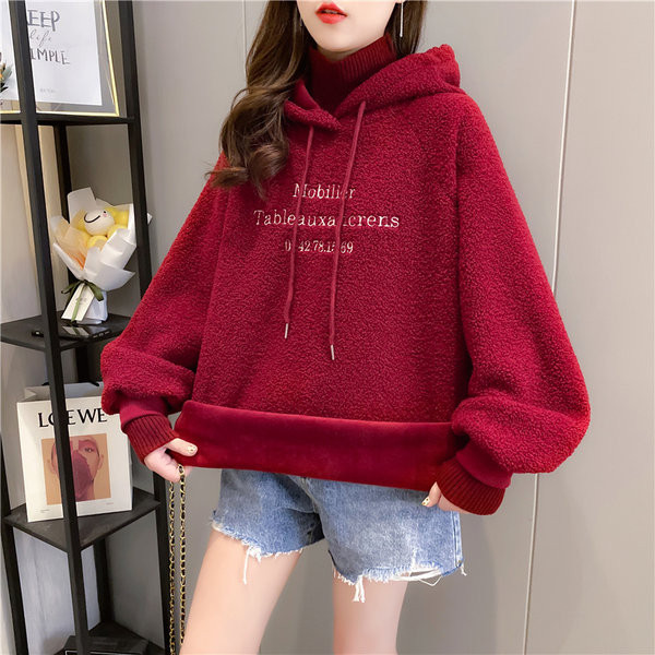 Tikitud teksti ja kapuutsiga naiste suleline dressipluus - lai mudel