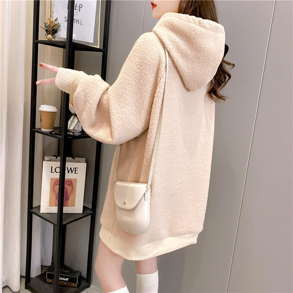 Tikitud teksti ja kapuutsiga naiste suleline dressipluus - lai mudel