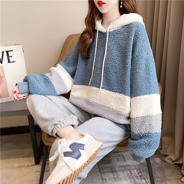 Naiste kapuutsiga sulevilt