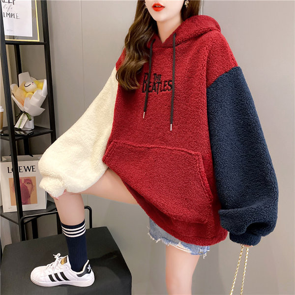 Λούτρινο φούτερ με κουκούλα και κεντητή επιγραφή για γυναίκες