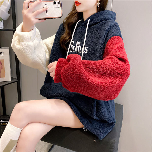 Λούτρινο φούτερ με κουκούλα και κεντητή επιγραφή για γυναίκες