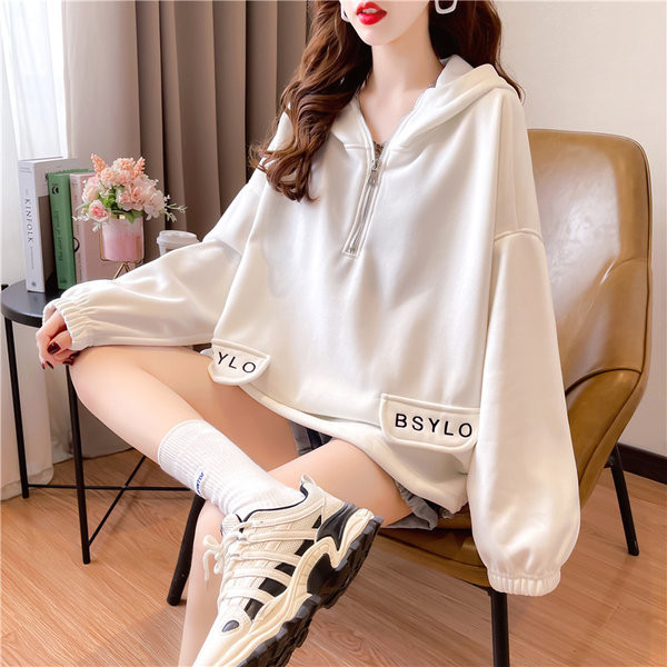 Moodne kapuutsiga dressipluus ja tikitud kiri