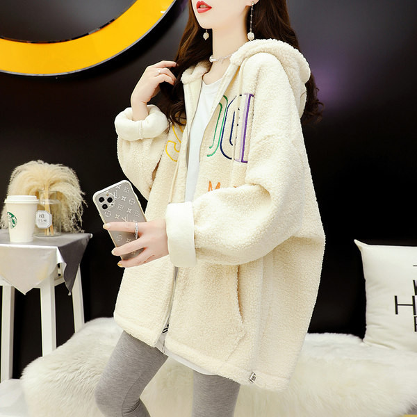 Kapuutsiga plüüsis dressipluus ja tikitud kiri