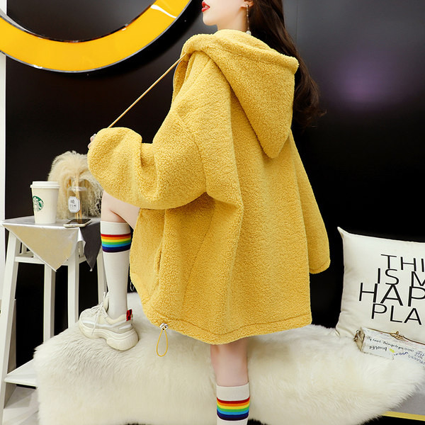 Kapuutsiga plüüsis dressipluus ja tikitud kiri