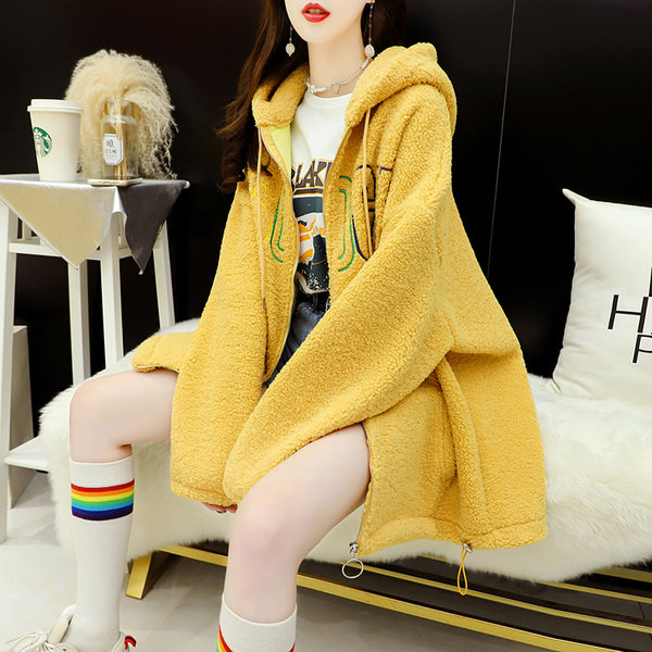 Kapuutsiga plüüsis dressipluus ja tikitud kiri