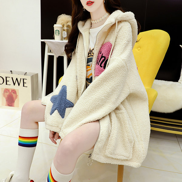 Széles pulóver hímzett felirattal és kapucnival