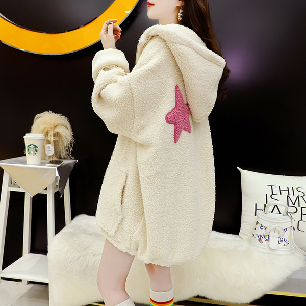 Széles pulóver hímzett felirattal és kapucnival