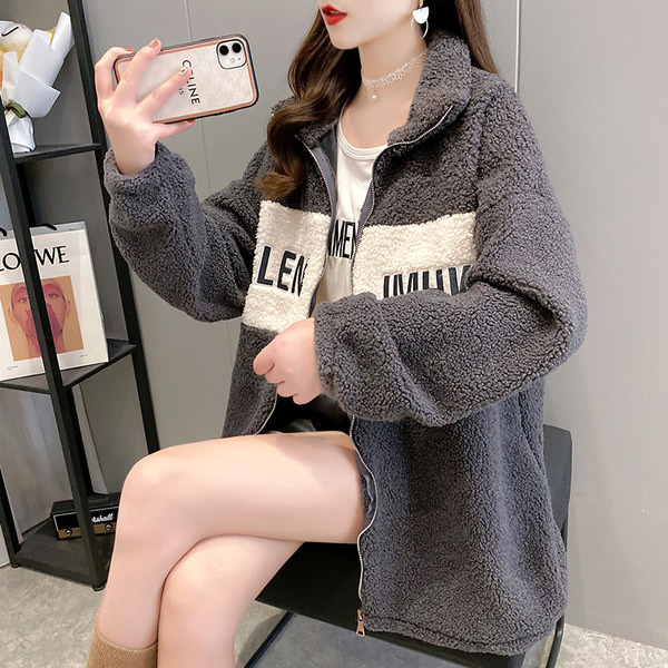 Kõrge krae ja tikitud tekstiga naiste plüüsis dressipluus