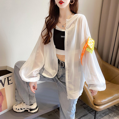 Laia mudeliga naiste dressipluus kapuutsi ja embleemiga