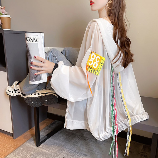 Laia mudeliga naiste dressipluus kapuutsi ja embleemiga