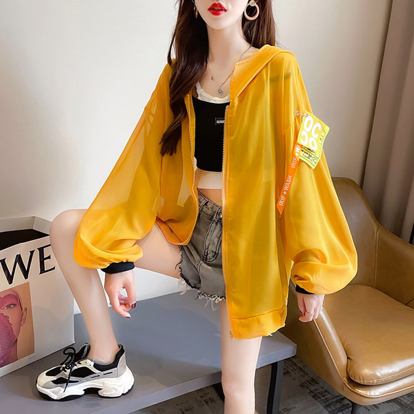 Laia mudeliga naiste dressipluus kapuutsi ja embleemiga