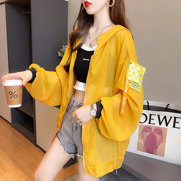 Laia mudeliga naiste dressipluus kapuutsi ja embleemiga