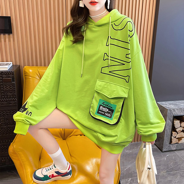 Lai tasku ja aplikatsiooniga dressipluus naistele