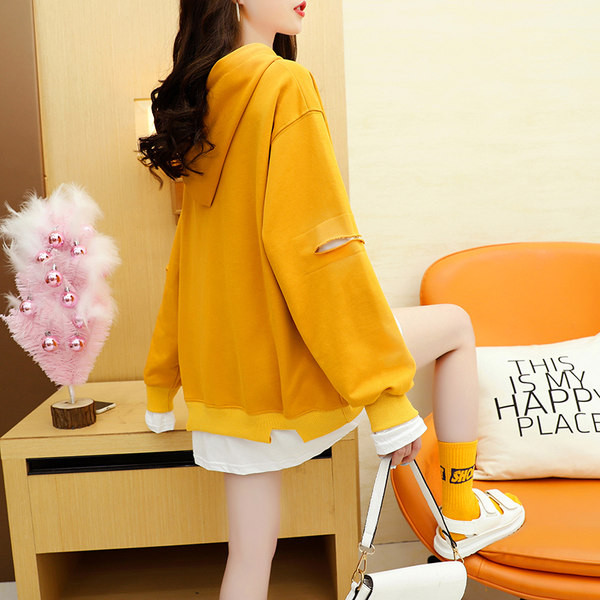 Tasuta mudel kapuutsiga naiste dressipluus