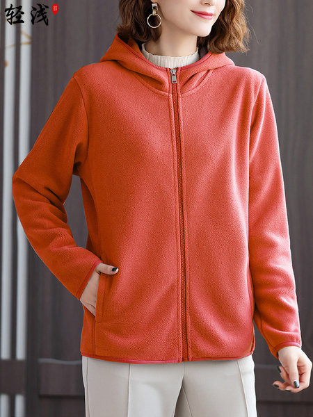 Lihtne mudel kapuutsiga naiste dressipluus