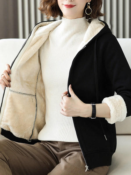 Kapuutsiga ja sulevoodriga talvine dressipluus naistele