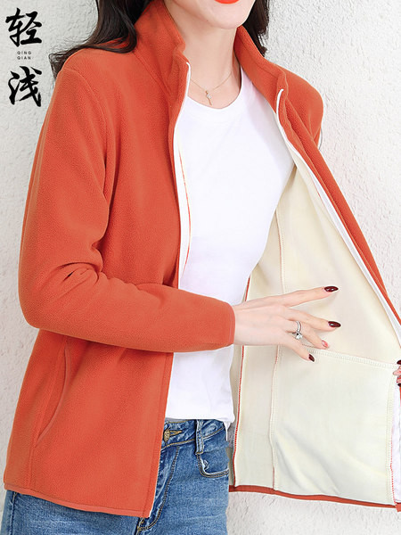 Tikitud tekstiga ja kõrge kraega igapäevane naiste dressipluus