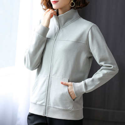 Naiste sügisene dressipluusi tavaline taskute ja lukuga mudel