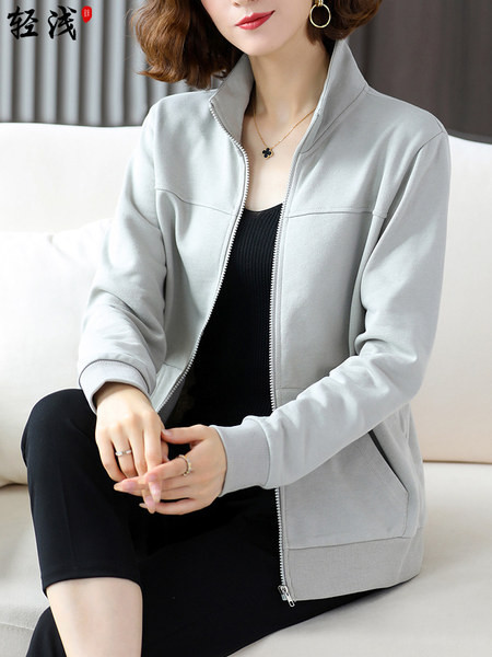 Naiste sügisene dressipluusi tavaline taskute ja lukuga mudel