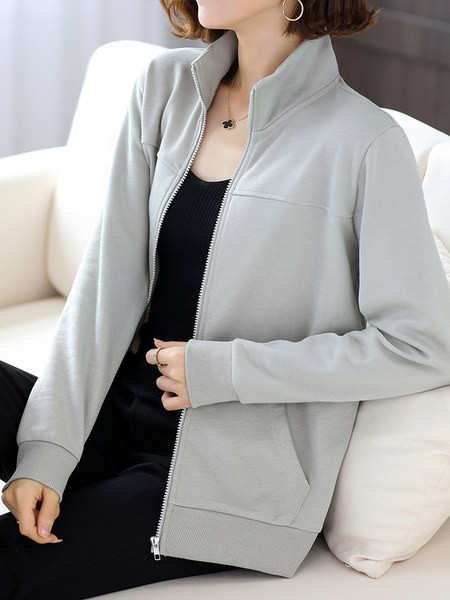 Naiste sügisene dressipluusi tavaline taskute ja lukuga mudel