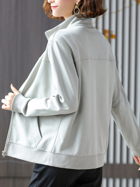 Naiste sügisene dressipluusi tavaline taskute ja lukuga mudel