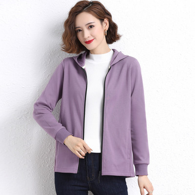 Õhuke kevadine kapuutsiga dressipluus ja tikitud kiri