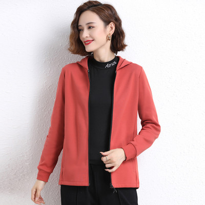 Õhuke kevadine kapuutsiga dressipluus ja tikitud kiri