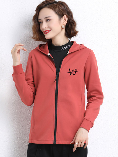 Õhuke kevadine kapuutsiga dressipluus ja tikitud kiri