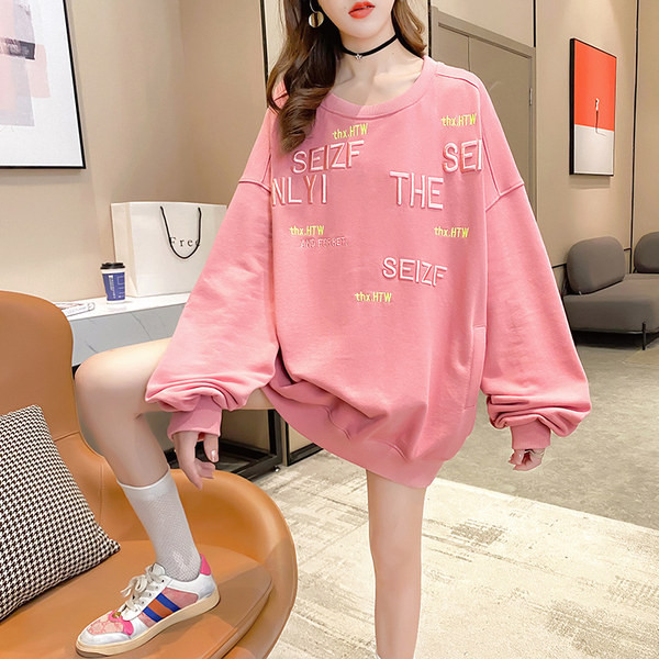 Lai ümara kaelusega ja tikandiga naiste pluus