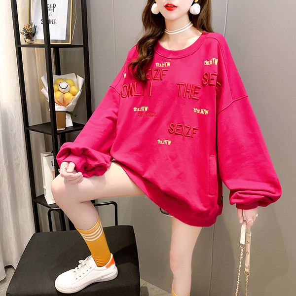 Lai ümara kaelusega ja tikandiga naiste pluus