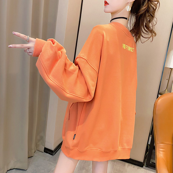 Lai ümara kaelusega ja tikandiga naiste pluus