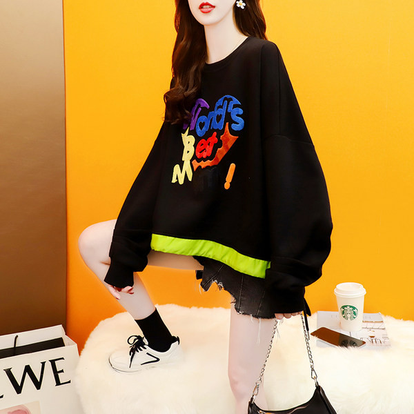 Lai dressipluusi mudel kirja ja ovaalse kaelusega