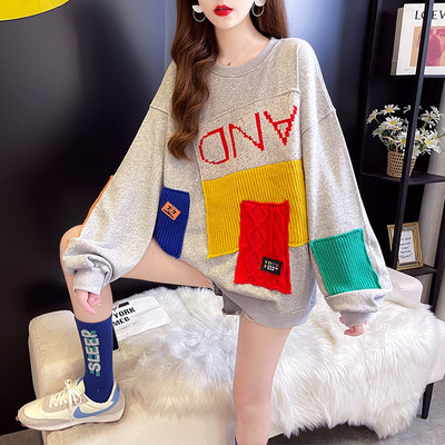 Sügisene naiste dressipluus ovaalse dekoltee ja embleemiga