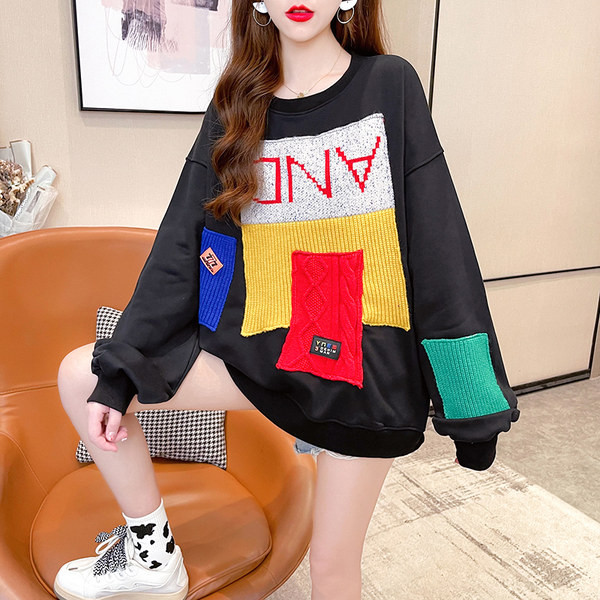 Sügisene naiste dressipluus ovaalse dekoltee ja embleemiga