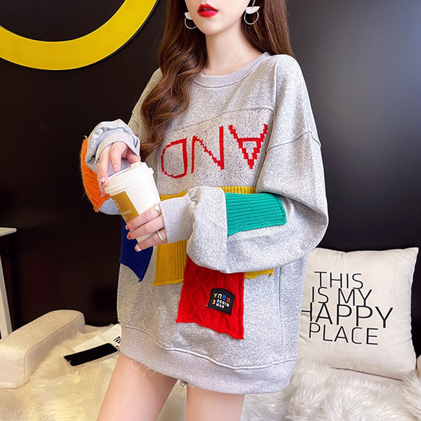 Sügisene naiste dressipluus ovaalse dekoltee ja embleemiga