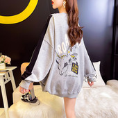 Laia mudeliga naiste dressipluus, millel on aplikatsioon ja kiri seljal