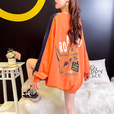 Laia mudeliga naiste dressipluus, millel on aplikatsioon ja kiri seljal