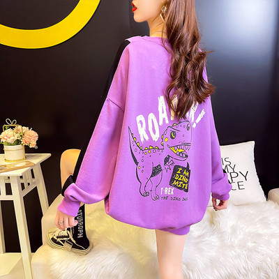 Laia mudeliga naiste dressipluus, millel on aplikatsioon ja kiri seljal