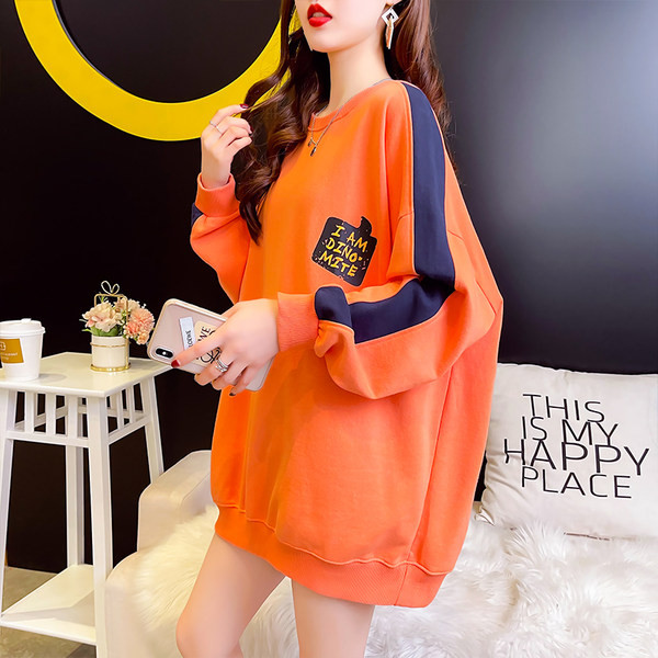 Laia mudeliga naiste dressipluus, millel on aplikatsioon ja kiri seljal